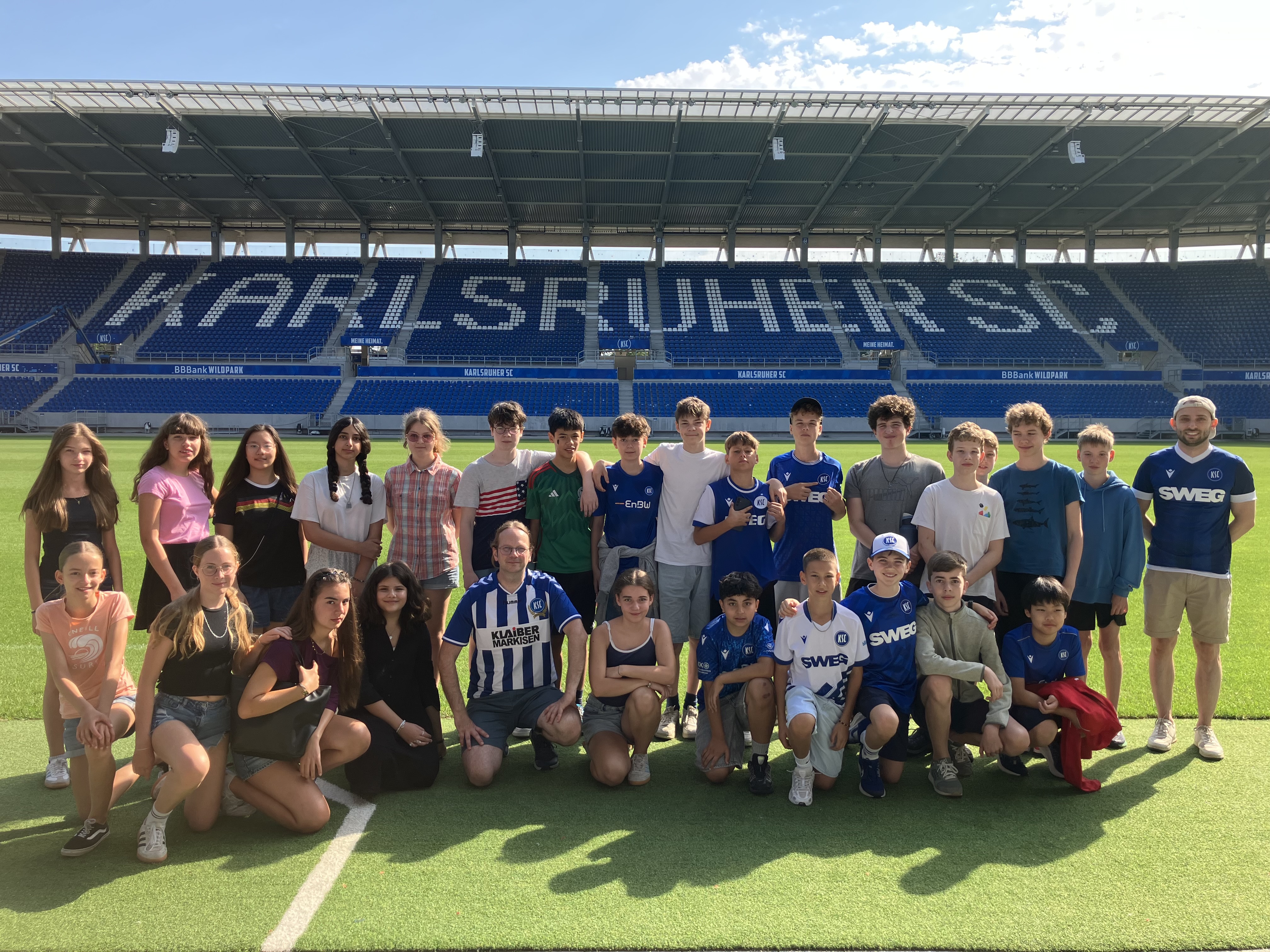 01 Die Klasse 7d steht für ein Gruppenfoto auf dem Rasen des BBBank Wildpark-Stadions.